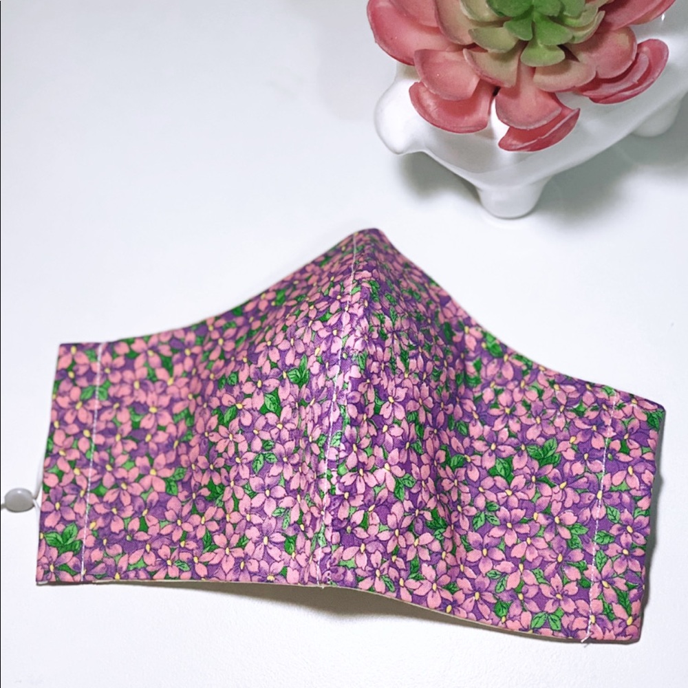 Facemask for women with pocket filter